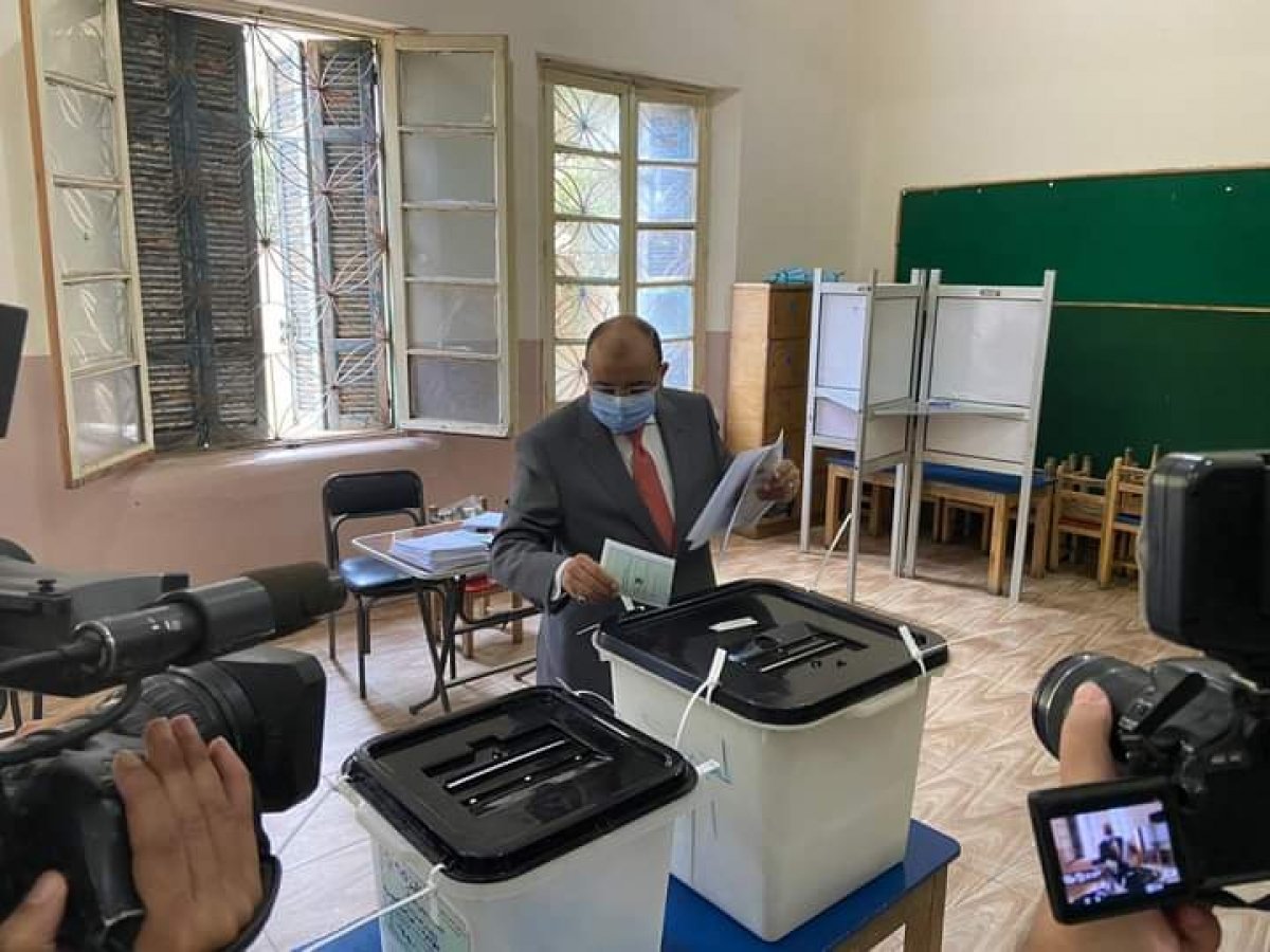 وزير التنمية المحلية يدلي بصوته في انتخابات مجلس الشيوخ بمدرسة الحرية بمصر الجديدة