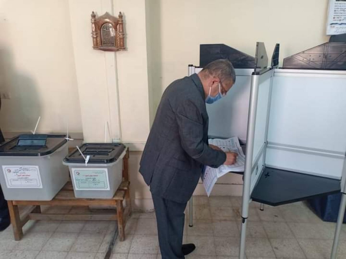 وزير قطاع الأعمال العام يدلي بصوته في انتخابات مجلس الشيوخ