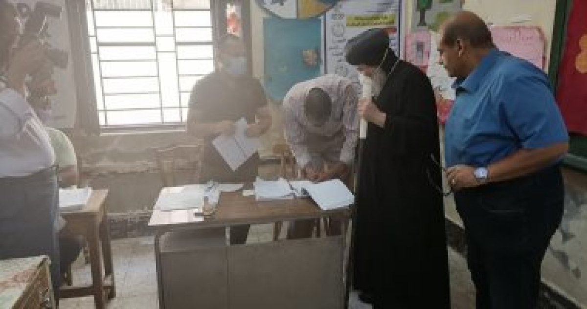 مطران أسيوط يدلى بصوته فى انتخابات مجلس الشيوخ.«صور»