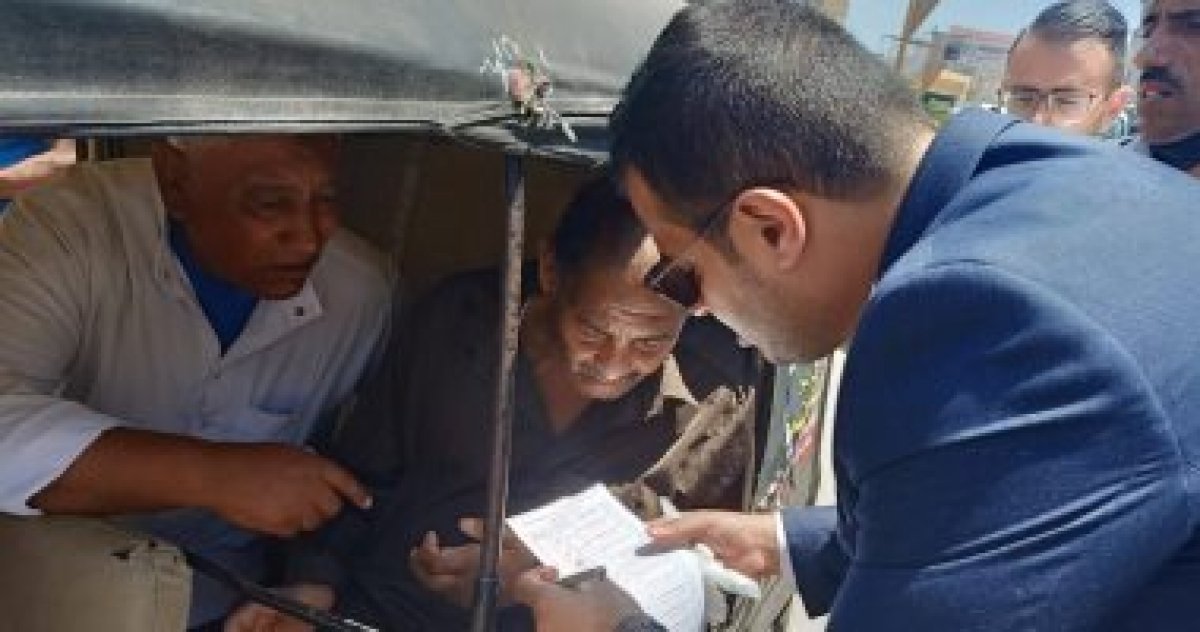 رئيس لجنة يخرج لمساعدة مريض بلجنة الشهيد بدمياط