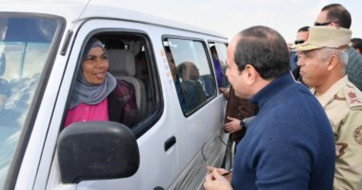 تسلمت سيدة الميكروباص التى التقاها الرئيس عبد الفتاح السيسى اليوم الخميس