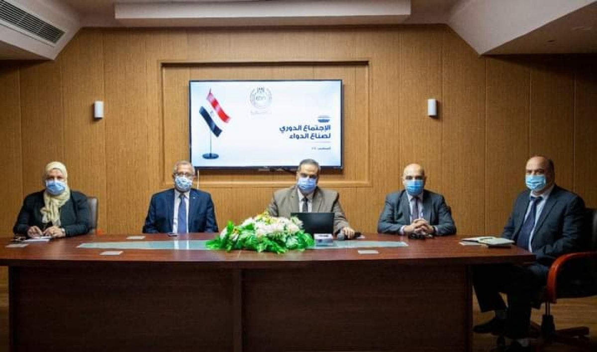 الدواء: رئيس هيئة الدواء يبحث سبل تطوير صناعة الدواء مع ممثلي الصناعة