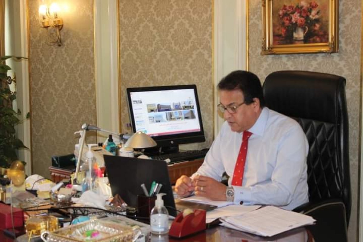 .وزير التعليم العالي ورئيس المجلس الاعلى للمستشفيات الجامعية  يوجه بتكريم شهداء الاطقم الطبية والإدارية والنماذج المشرفة في مواجهة فيروس كورونا المستجد