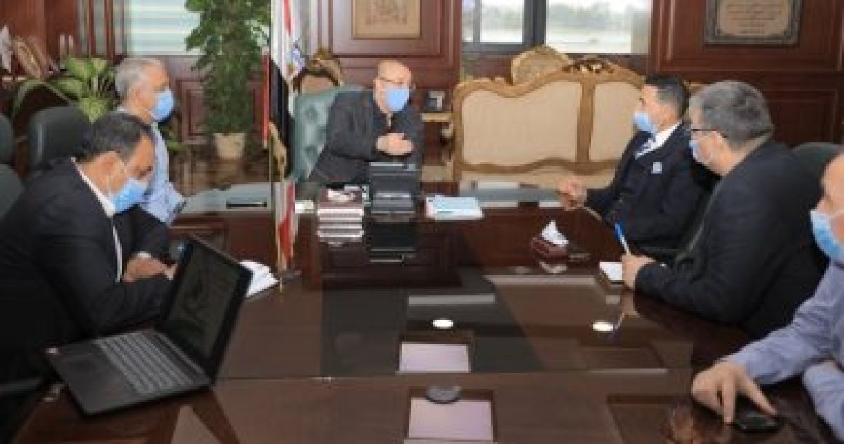 محافظ بنى سويف يبحث امكانية التعاون فى مشروع تطوير منظومة مواقف السيارات