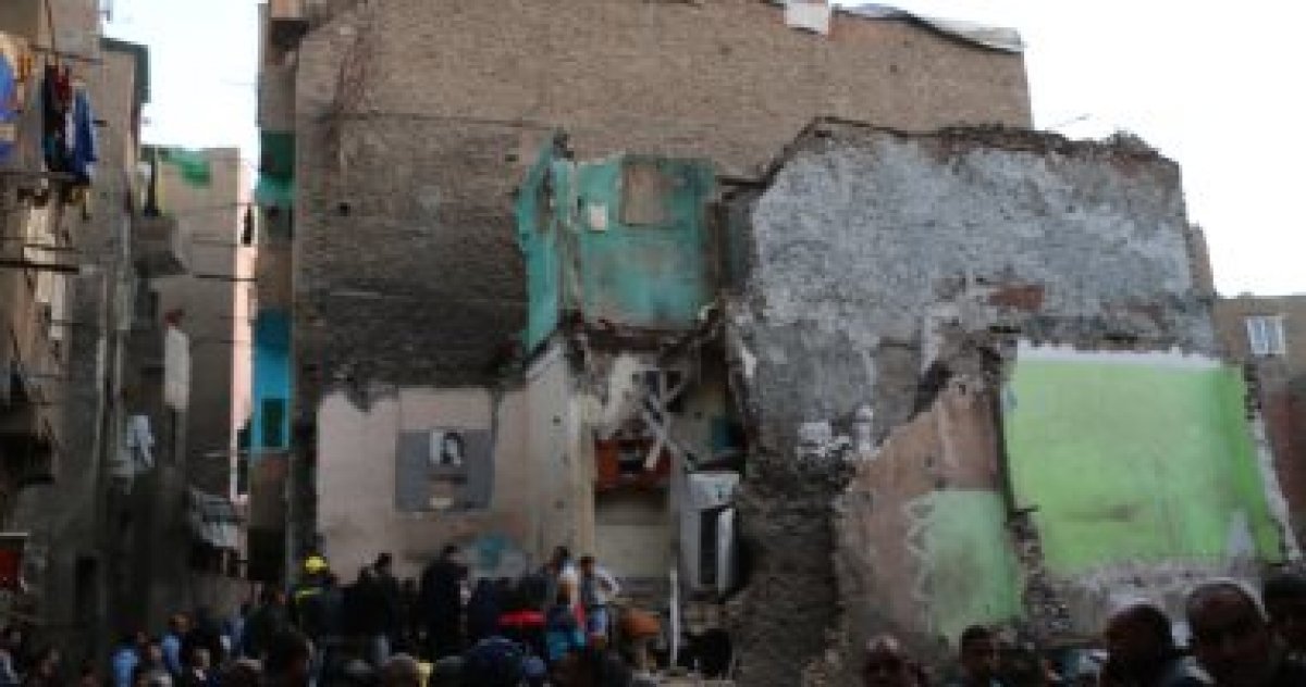 انهيار جزئى لمنزل مكون من 5 طوابق بساقلتة سوهاج