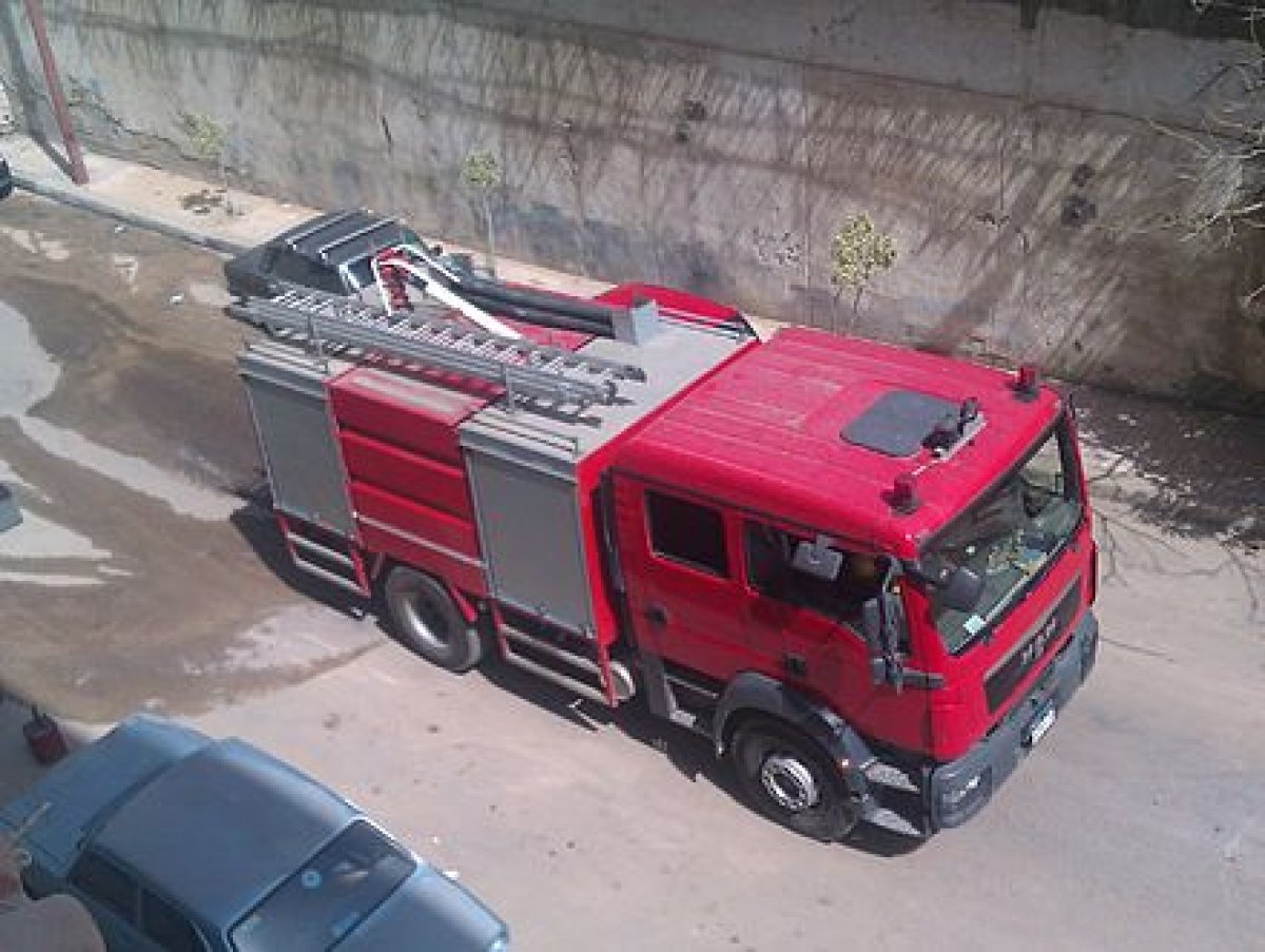 رجال الاطفاء يسيطرون علي حريق داخل ورشة أخشاب فى الهرم دون إصابات