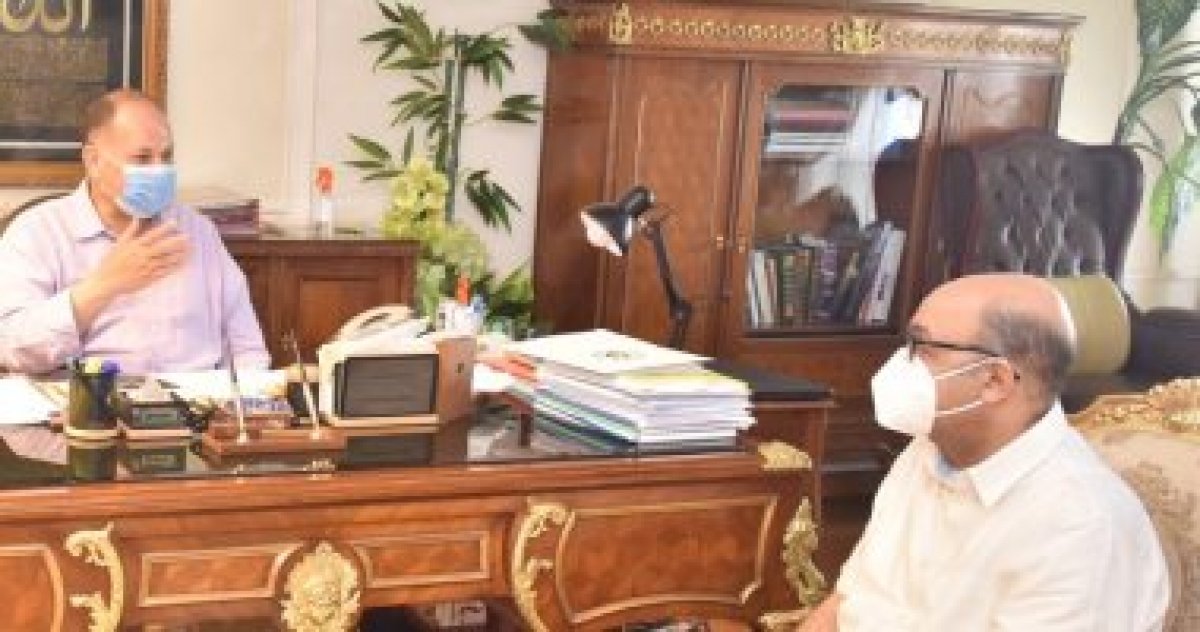 محافظ أسيوط يستعرض مع وكيل وزارة الصحة جاهزية المستشفيات المركزية