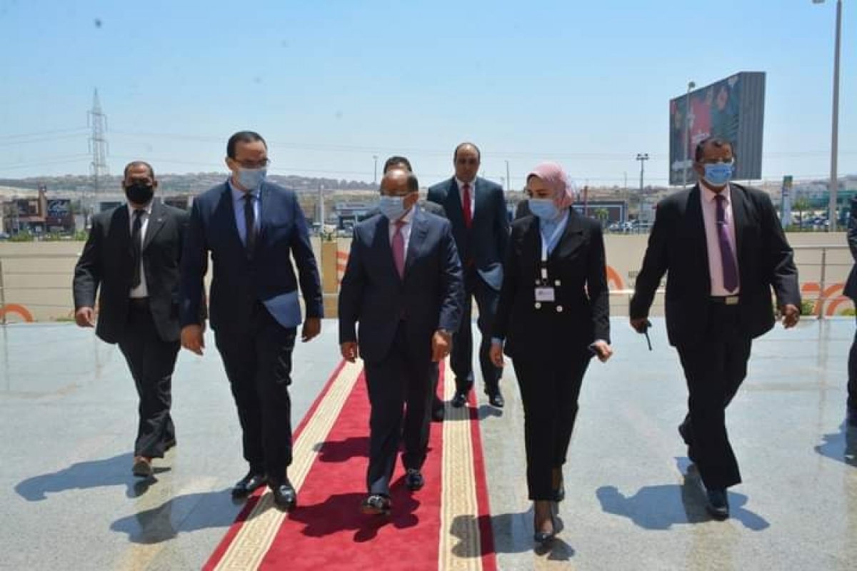 وزير التنمية المحلية يشارك في المقابلات الشخصية للمتقدمين للبرنامج الرئاسي لتأهيل التنفيذيين  