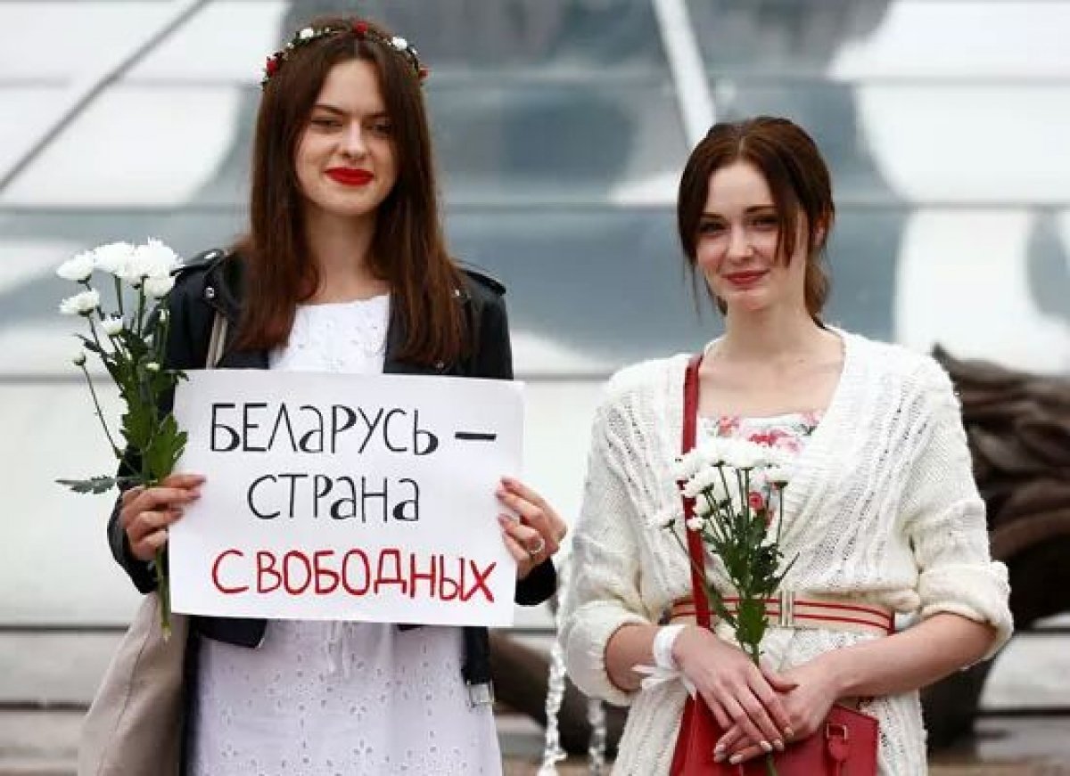 جميلات روسيا يرفضون الانتخابات بالابتسامات والورود