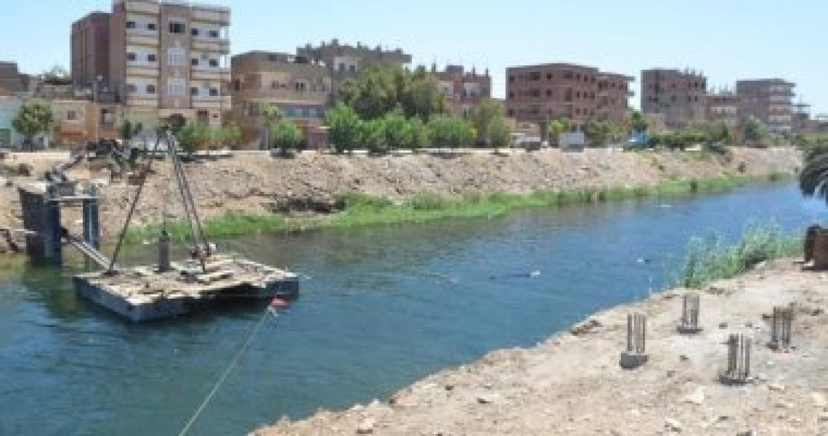 انطلاق العمل فى إنشاءات كوبرى موقف الأقاليم للتخفيف عن أهالى إسنا. صور