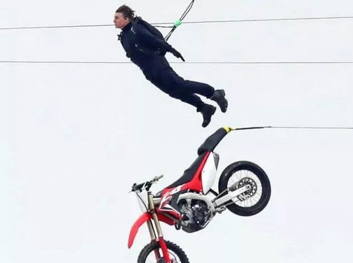 من ارتفاع 650 قدما .. النجم توم كروز يلقي بنفسه من فوق دراجة نارية مسرعة