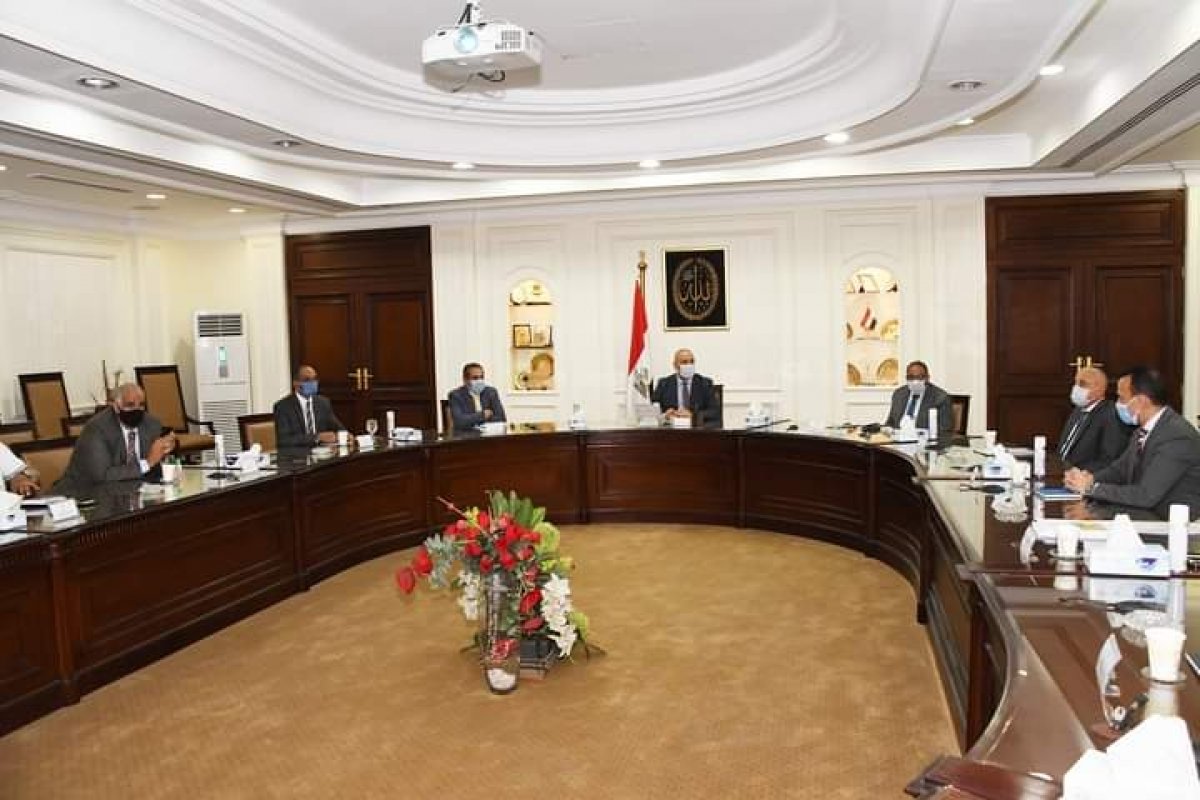 وزير الإسكان يترأس اجتماعاً للجنة إدارة الأزمات لمتابعة إجراءات مواجهة مخاطر الأمطار والسيول بموسم الشتاء المقبل