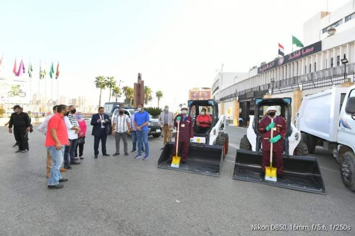محافظ الدقهلية يعطى إشارة البدء لتدشين عمل اول شركة للنظافة لكنس الشوارع والميادين بالدقهلية 