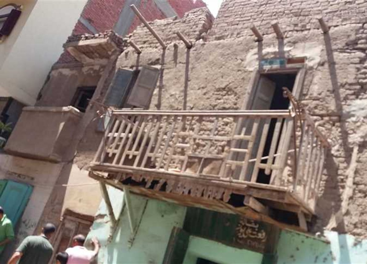إخلاء إدارى لعقار من طابقين آيل للسقوط بميت غمر: «قطع المرافق عنه