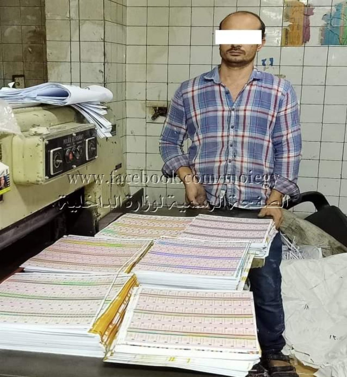 ضبط مطبعة بالقاهرة بدون تصريح وبها كمية كبيرة من الإستيكرات منسوب صدورها لجهات حكومية "مزورة"