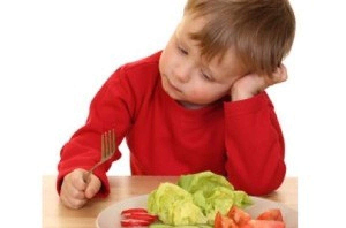 ضعيف وشاحب الوجه ومرهق.. اعرفى أعراض معاناة طفلك من نقص الحديد 