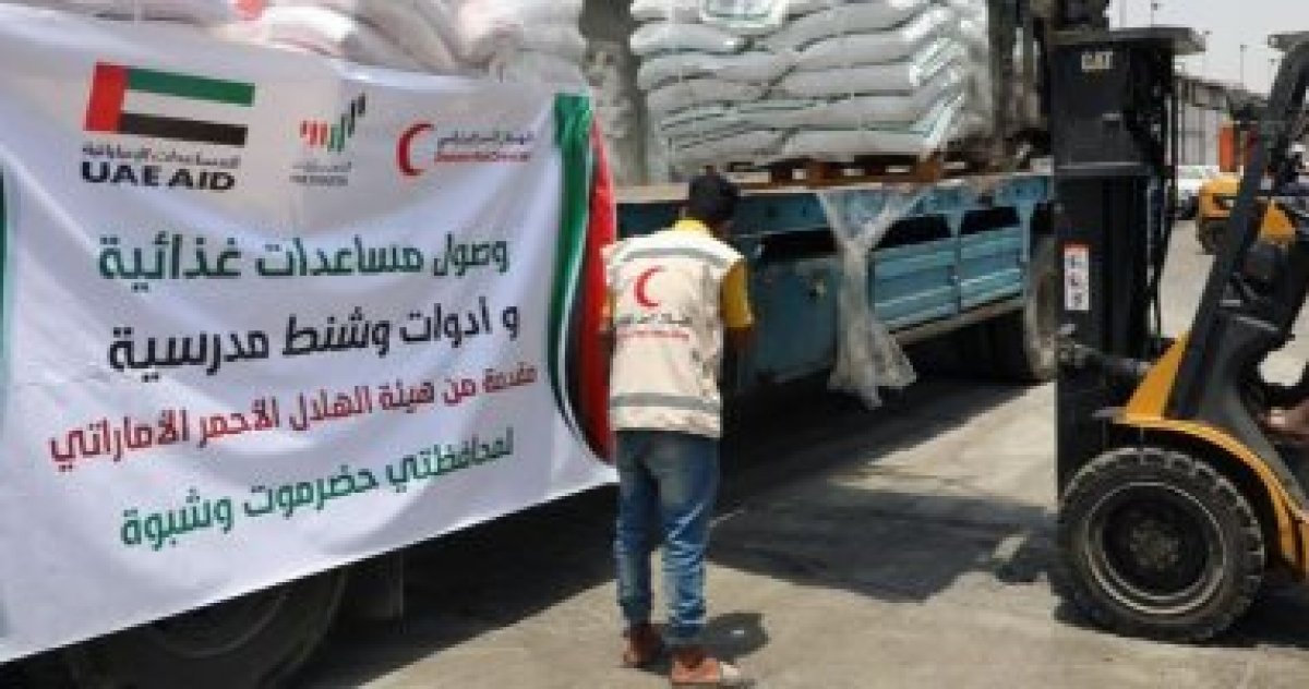 صور.. الإمارات ترسل مساعدات غذائية وأدوات مدرسية لأهالي حضرموت باليمن