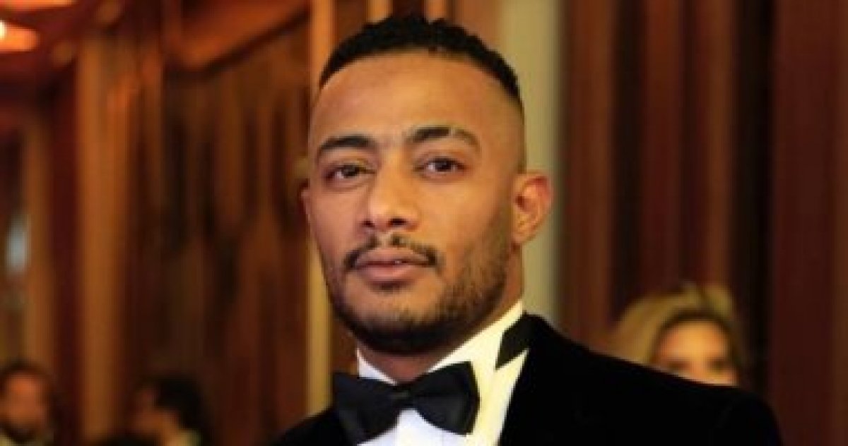 هاتف من الذهب محفور عليه اسمه هدية محمد رمضان فى الإمارات