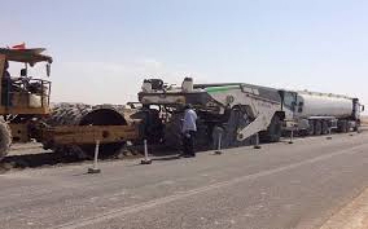 تنفيذ مشروع "ازدواج ورفع كفاءة طريق قنا/ الأقصر الصحراوي الشرقي" بمعدات الصيانة الذكية