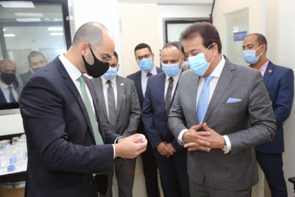 وزير التعليم العالي والبحث العلمي يتفقد "إيفا فارما" للأدوية ويطلع على مشروع تصنيع المواد الخام لمكافحة فيروس كورونا