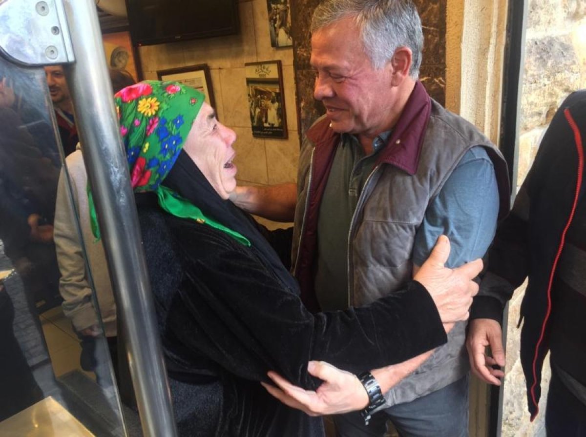 الملك وولي العهد والاميران هاشم وسلمى يشترون «الفلافل» في الدوار الأول