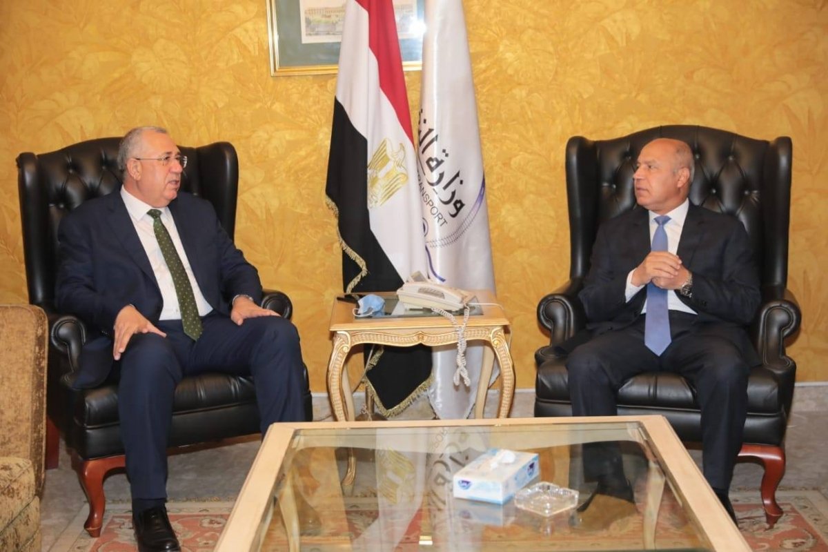 وزير النقل يبحث مع وزير الزراعة واستصلاح الأراضي وقيادات وزارة التجارة والصناعة  التكامل بين المشروعات التي تنفذها الوزارات الثلاثة لتحفيز بيئة الاستثمار وإحداث التنمية الاقتصادية المنشودة