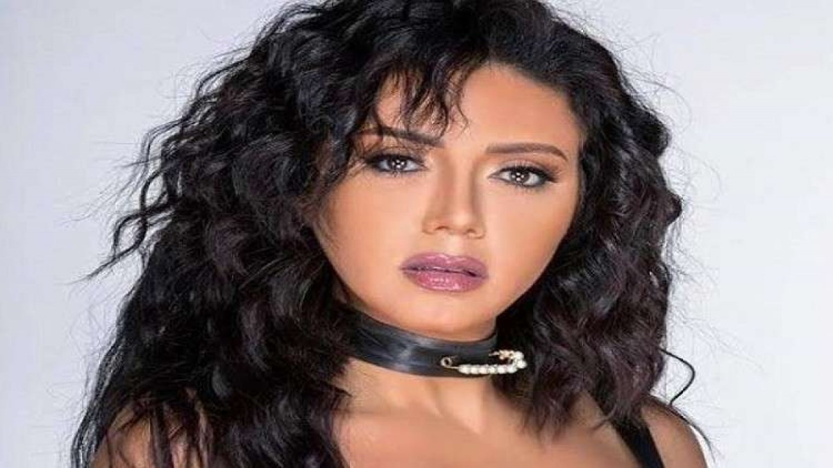 رانيا يوسف تثير الجدل بفستان جريء 