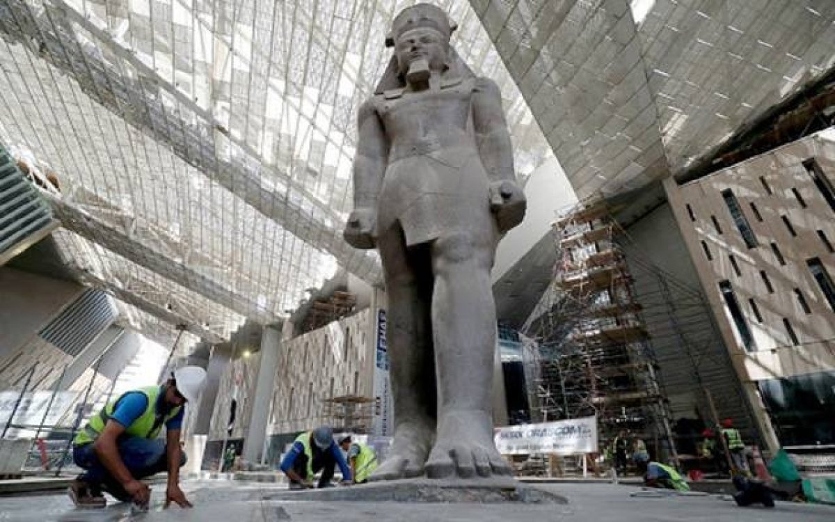 معمل الترميم بالمتحف المصرى الكبير يتسلم شهادة الأيزو للصحة والسلامة