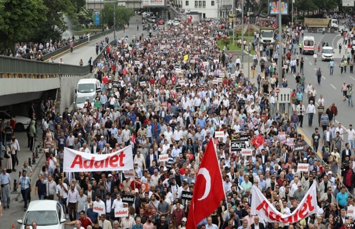 تظاهر آلاف الأتراك السبت، في شوارع إسطنبول احتجاجا على غلاء المعيشة وارتفاع معدّل التضّخم في تركيا.