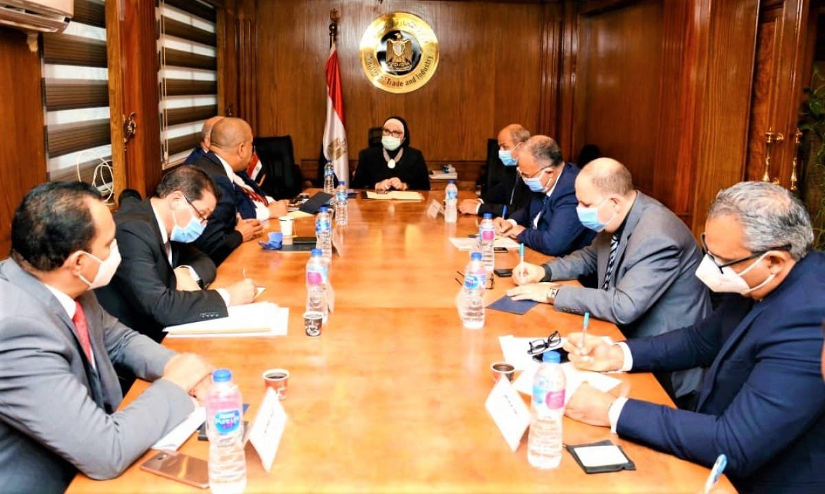 فى لقاء موسع مع المنتجين والمصدرين  وزيرة التجارة والصناعة تبحث سبل الارتقاء بصناعة ودباغة الجلود وزيادة معدلات الانتاجية