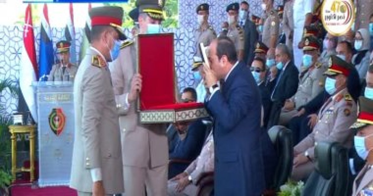 مدير الكلية الحربية يمنح السيسى "كتاب الله" خلال حفل تخرج الكليات العسكرية