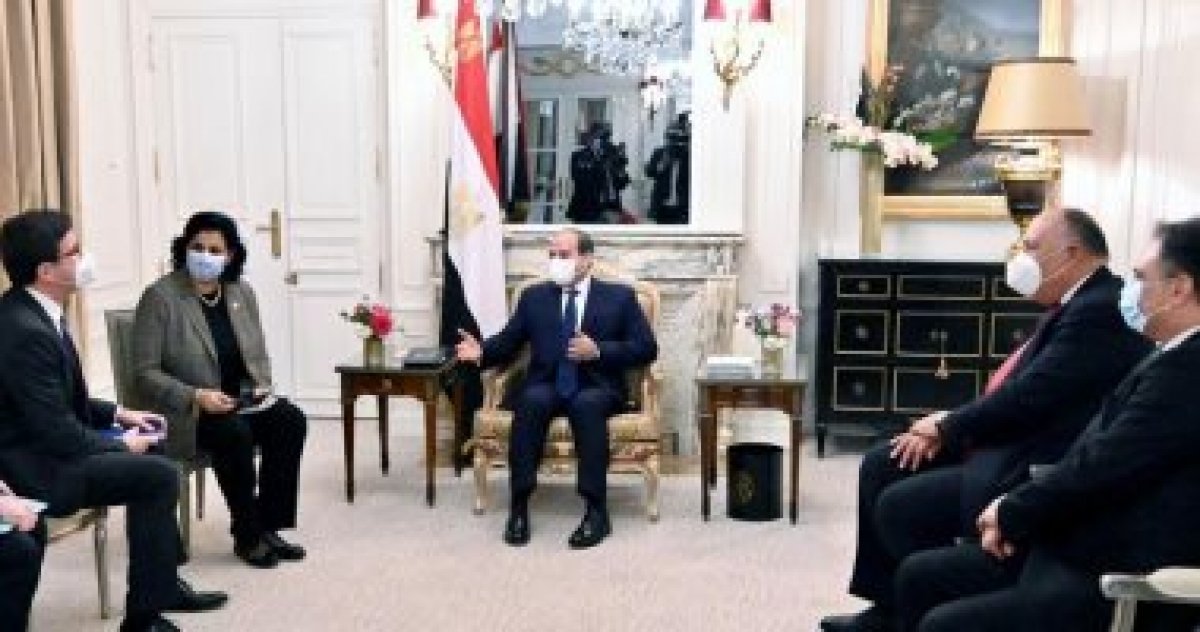 السيسى يلتقى رئيس شركة "نافال" الفرنسية لبناء السفن والقطع البحرية العسكرية