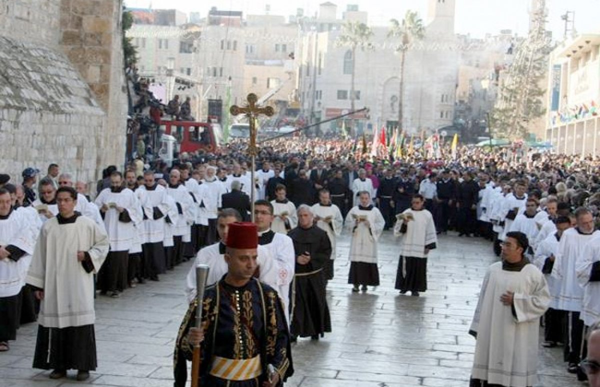 انطلقت في مدينة بيت لحم بالضفة الغربية الفلسطينية، الاحتفالات بعيد الميلاد المجيد، بمشاركة المسيحيين أبناء الشعب الفلسطينى، من أتباع الكنائس الغربية 