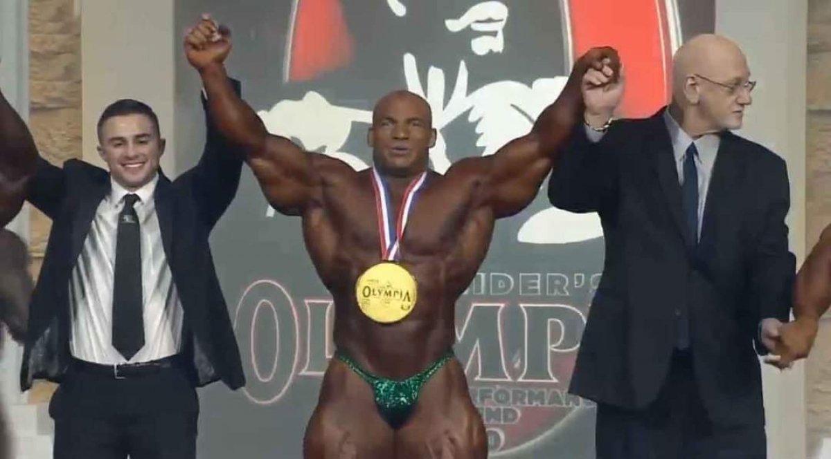 الفنانة رانيا يوسف، والفنانة ندى بسيونى والمطرب محمد رشاد والفنان أحمد شامى  يهنئون "بيج رامى" لتتويجه بلقب مستر أولمبيا 2020