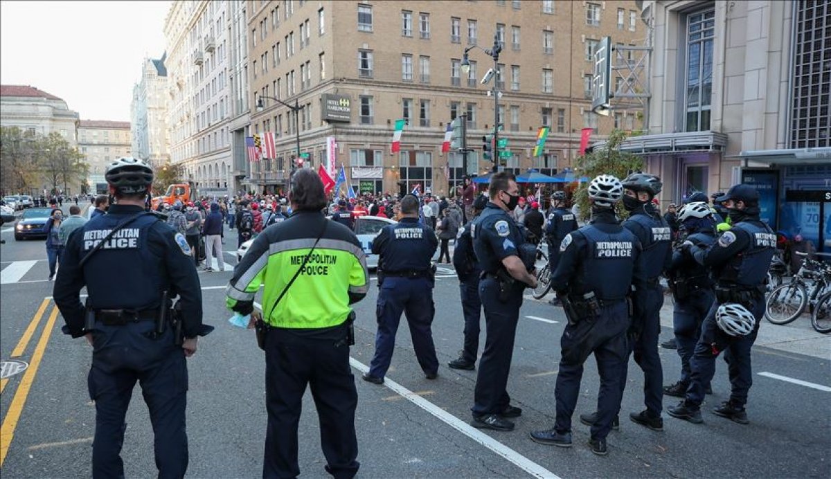 شرطة واشنطن تطلب دعما أمنيا إضافيا وفرض حظر تجوال بعد اقتحام الكونجرس