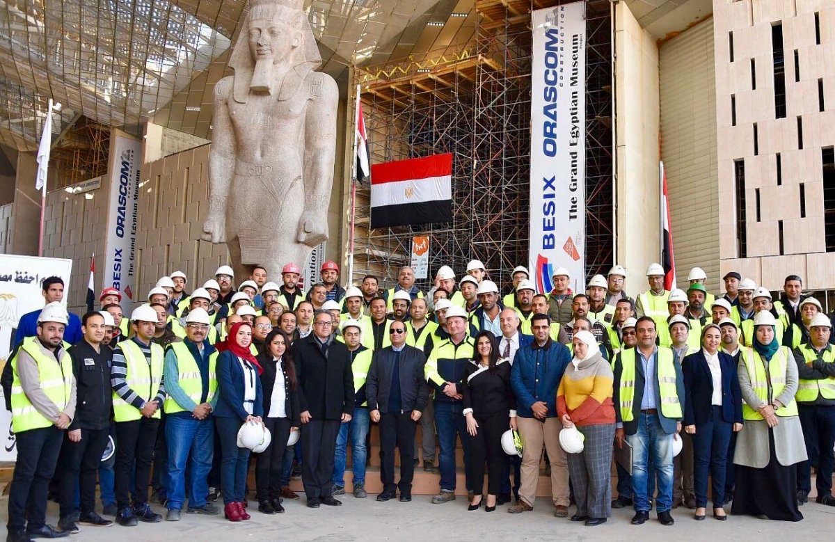 قام الرئيس عبد الفتاح السيسي فجر اليوم بجولة تفقدية لعدد من المشروعات القومية الكبرى.