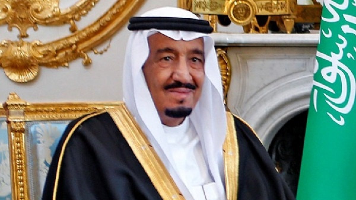 أصدر العاهل السعودي، الملك سلمان بن عبد العزيز، الخميس، أوامر ملكية تقضي بإعادة تشكيل مجلس الوزراء 