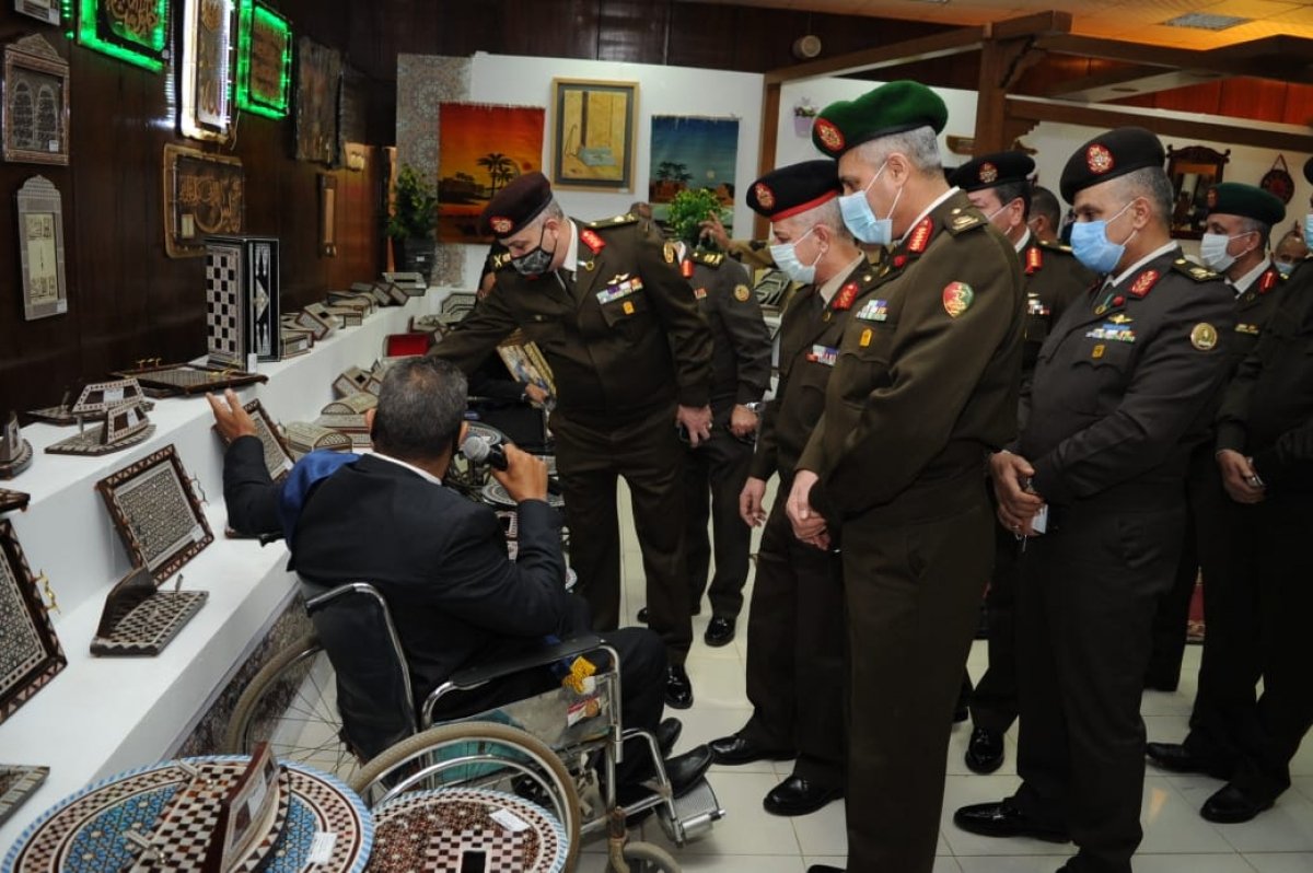 القوات المسلحة تقيم معرضاً فنياً لإبداعات المحاربين القدماء بمناسبة يوم الشهيد.