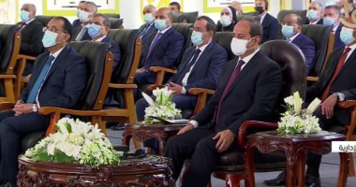 الرئيس السيسى يتسلم هدية تذكارية من كوادر مجمع الإصدارات المؤمنة