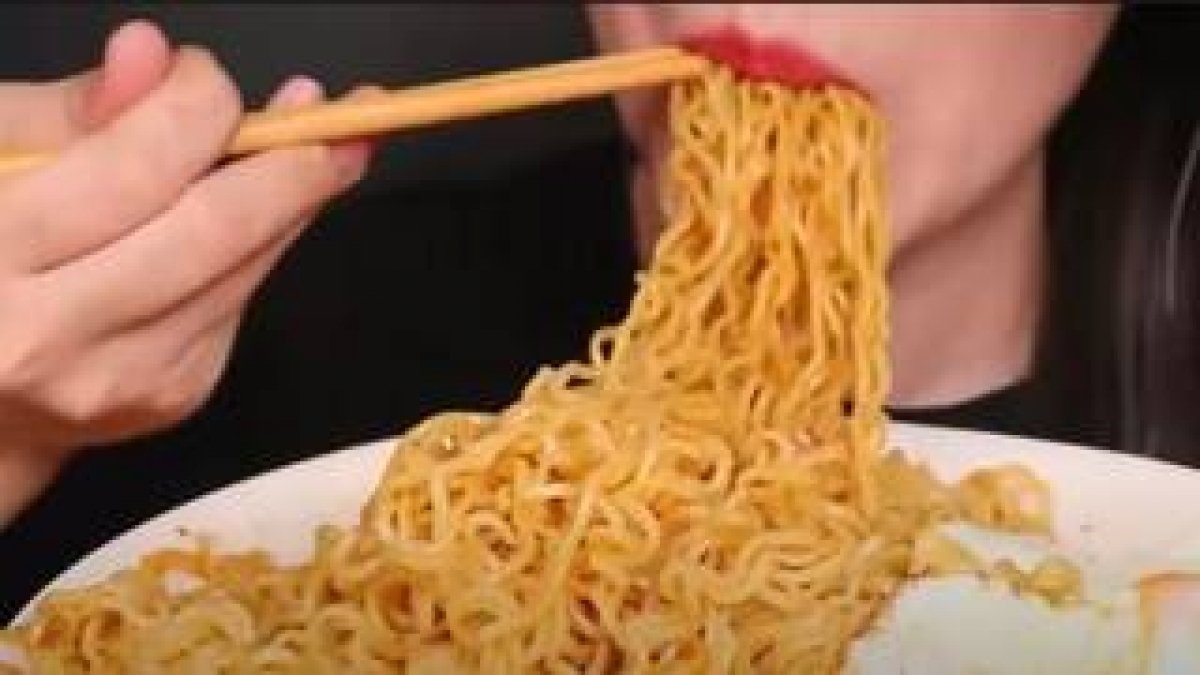 مصر.. تحرك عاجل من البرلمان بعد وفاة اطفال بسبب معكرونة "الإندومي