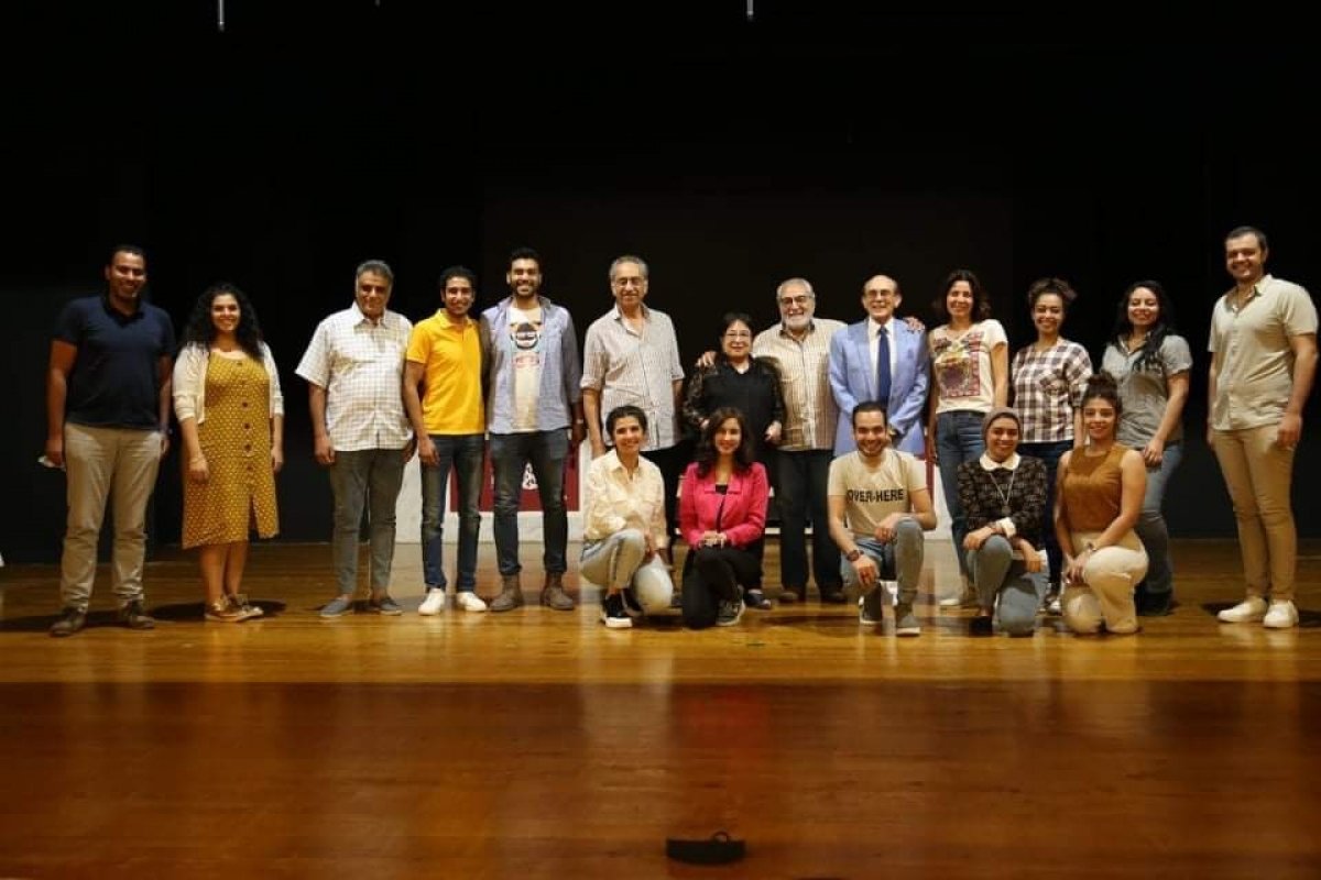 الفنان  محمد صبحي،  يجرى بروفات مكثفة علي مسرحيته الجديدة "نجوم الضهر" بمسرحه بمدينة سنبل