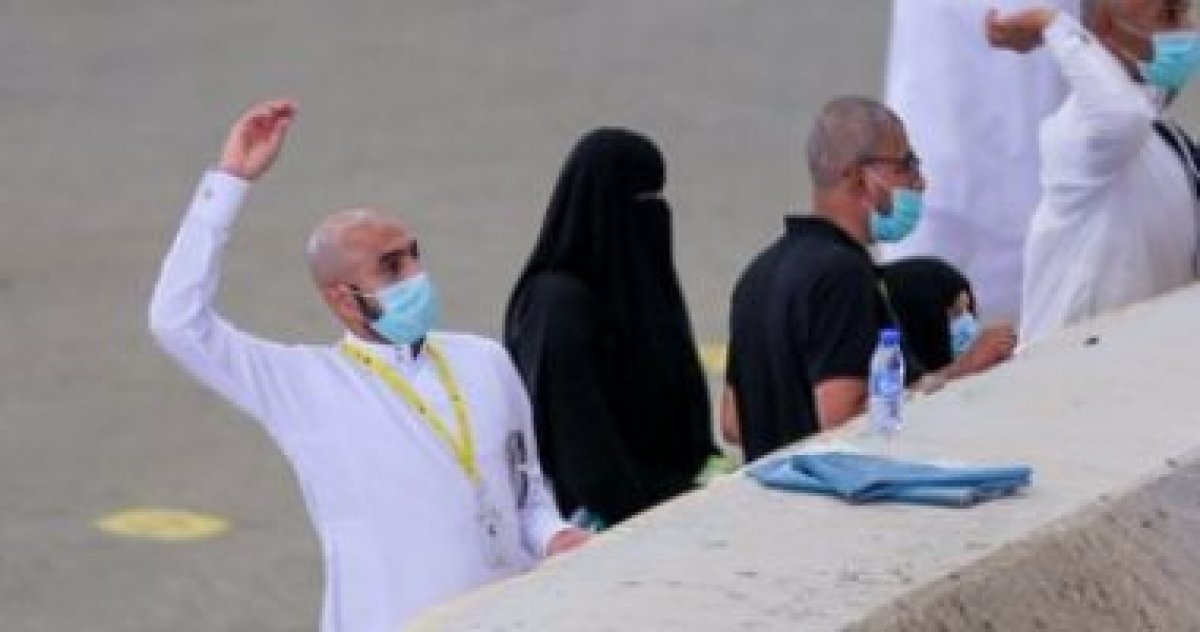 حجاج بيت الله الحرام يواصلون رمى الجمرات ثانى أيام التشريق