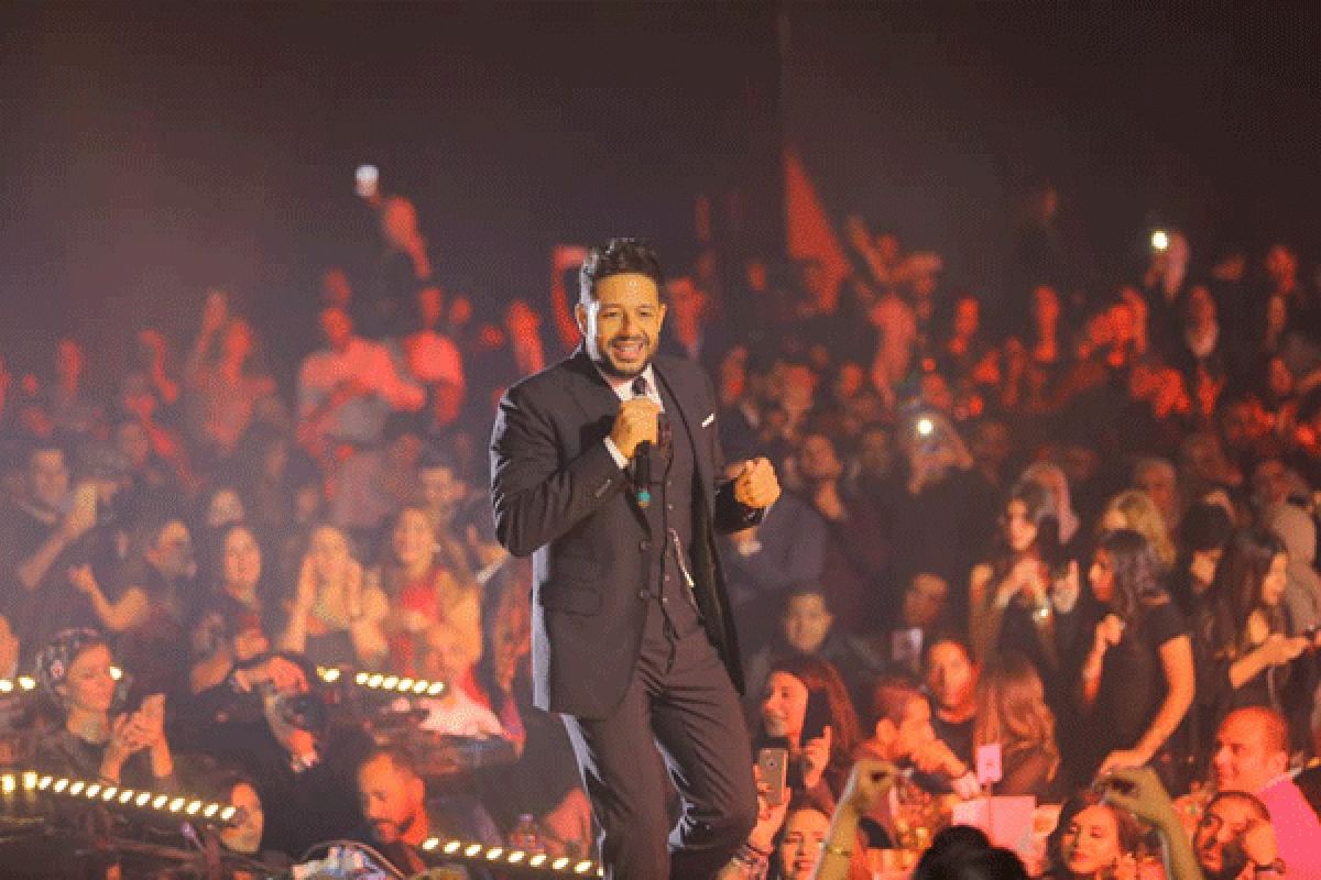 أحيا النجم محمد حماقي حفل رأس السنة، داخل أحد فنادق القاهرة الكبرى، ورفع الحفل يافطة "كامل العدد"