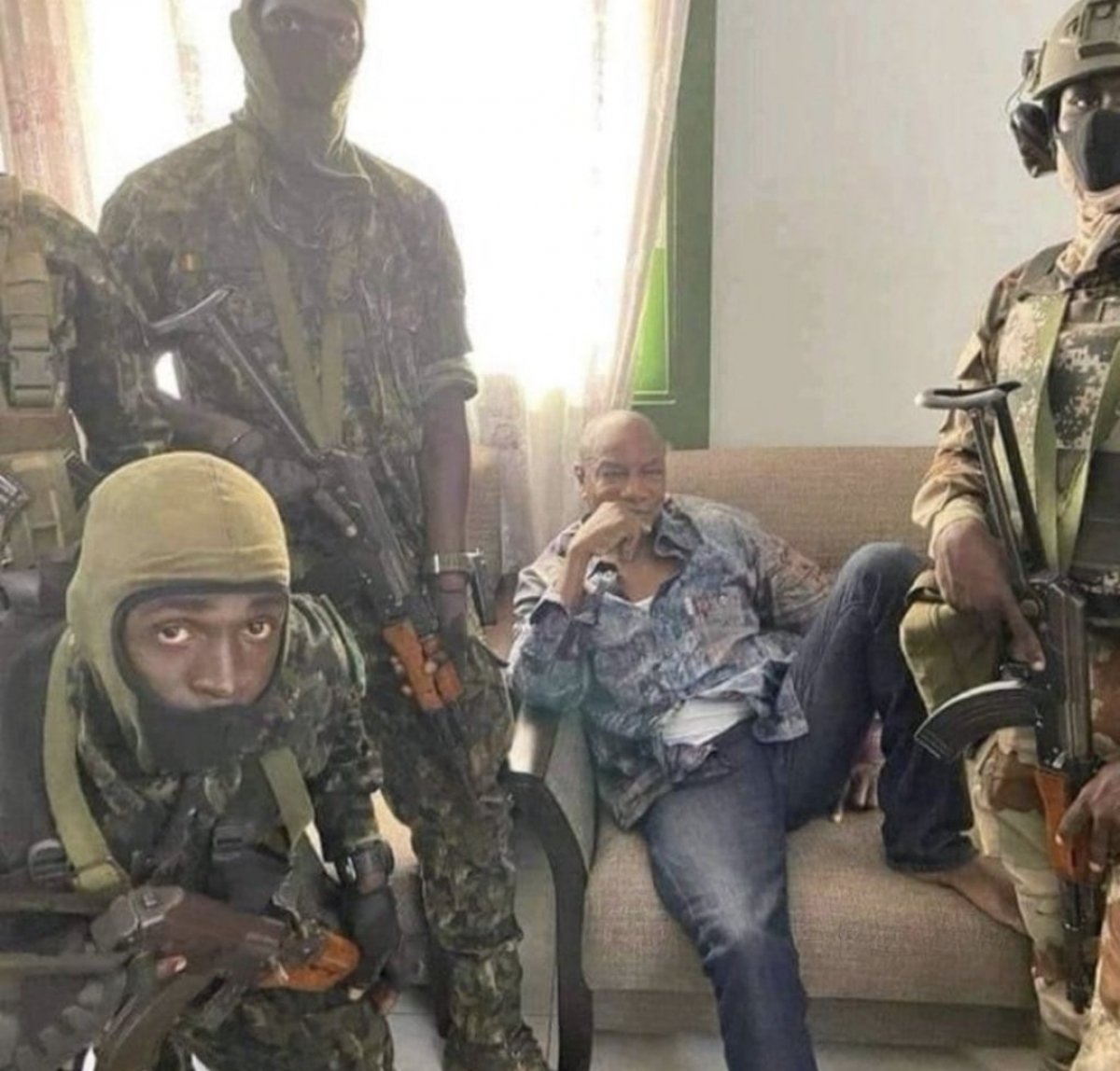 لاعبي المغرب يهرعون من إطلاق النار عليهم في غينيا.