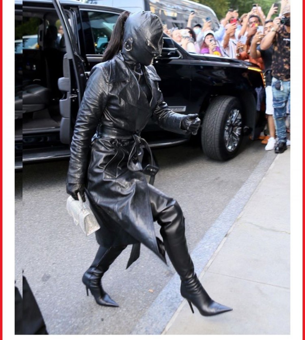 كيم كارداشيان متخفيه بإطلاله غريبه من الجلد