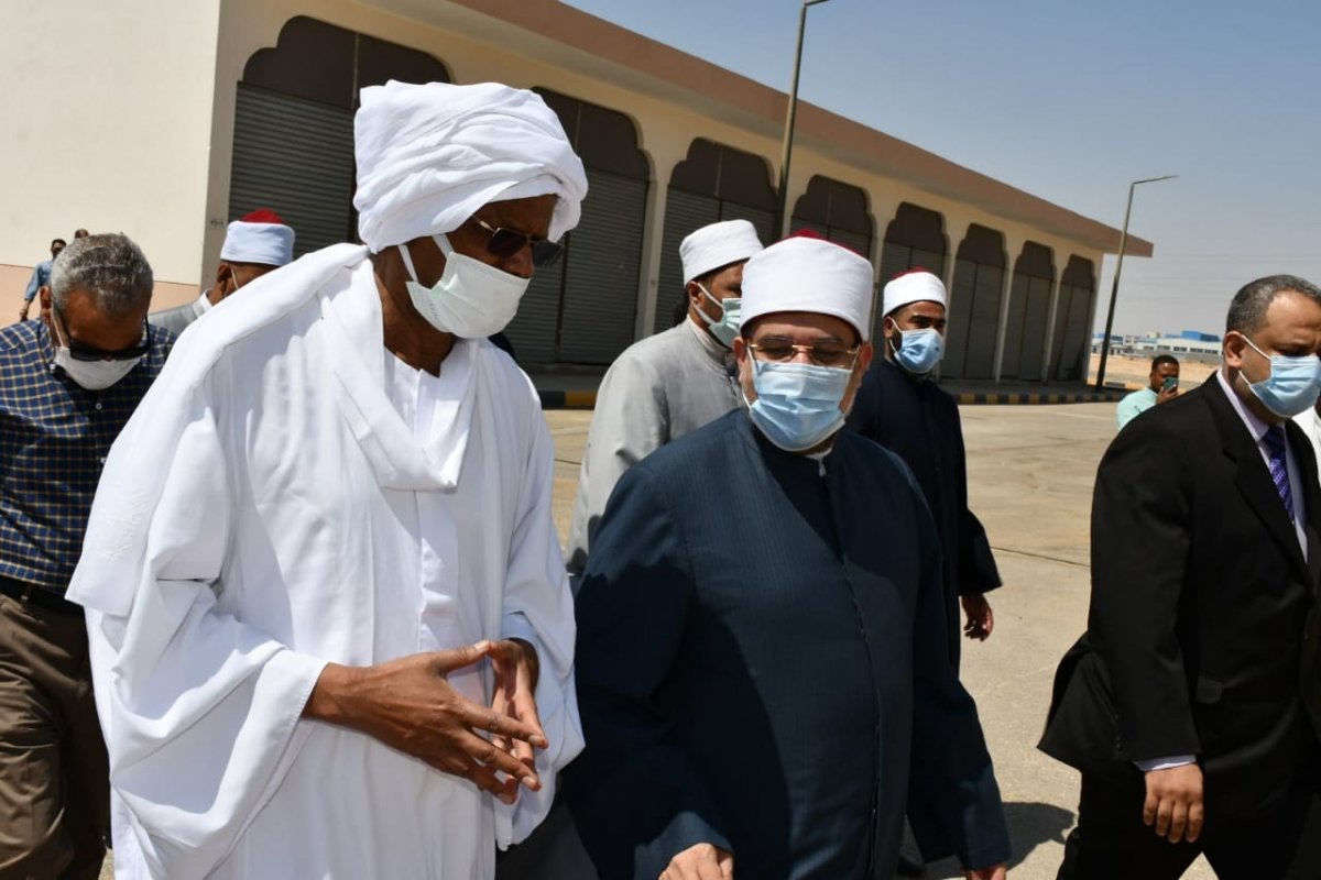 محافظ البحر الأحمر يستقبل السفير السودانى بالغردقة 