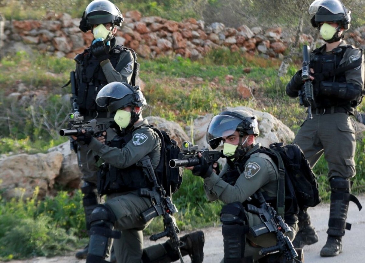 قوات الإحتلال الصهيوني تعتقل ثلاثة شباب فلسطنين 