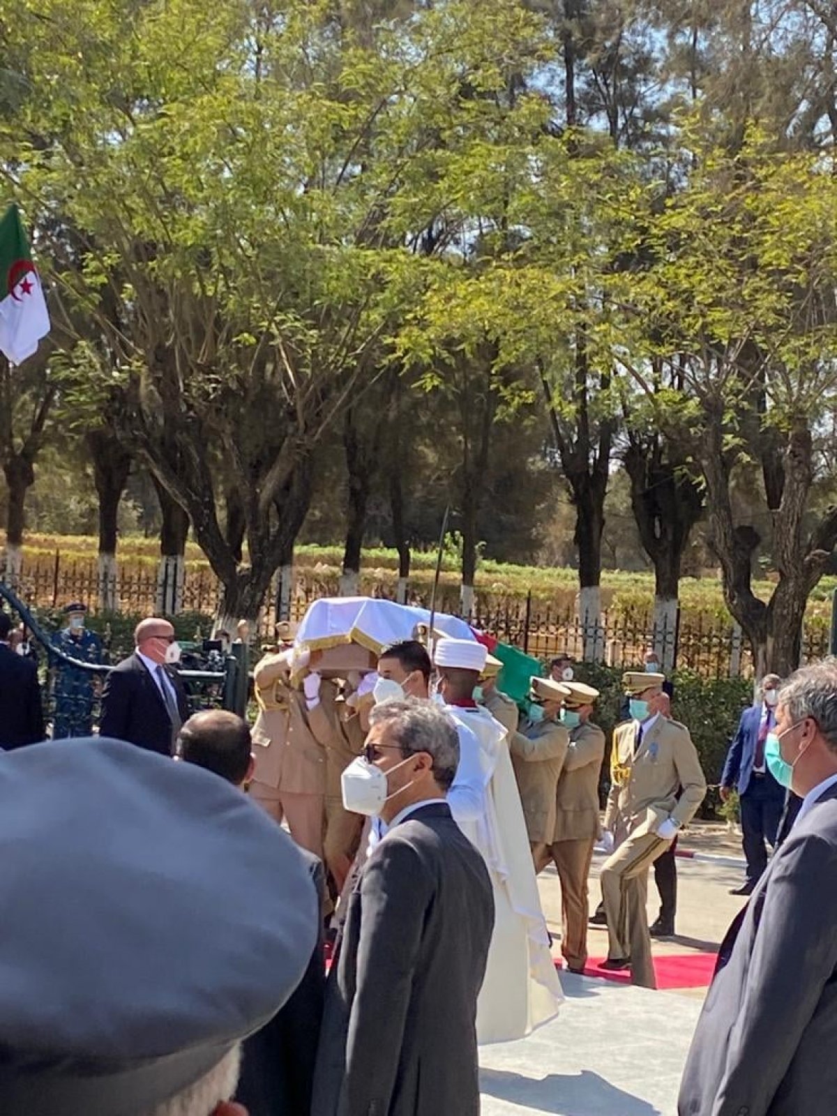 الجزائريون يشيعون جثمان الرئيس الراحل إلى مثواه الأخير بمقبرة "العالية" وسط تعزيزات أمن