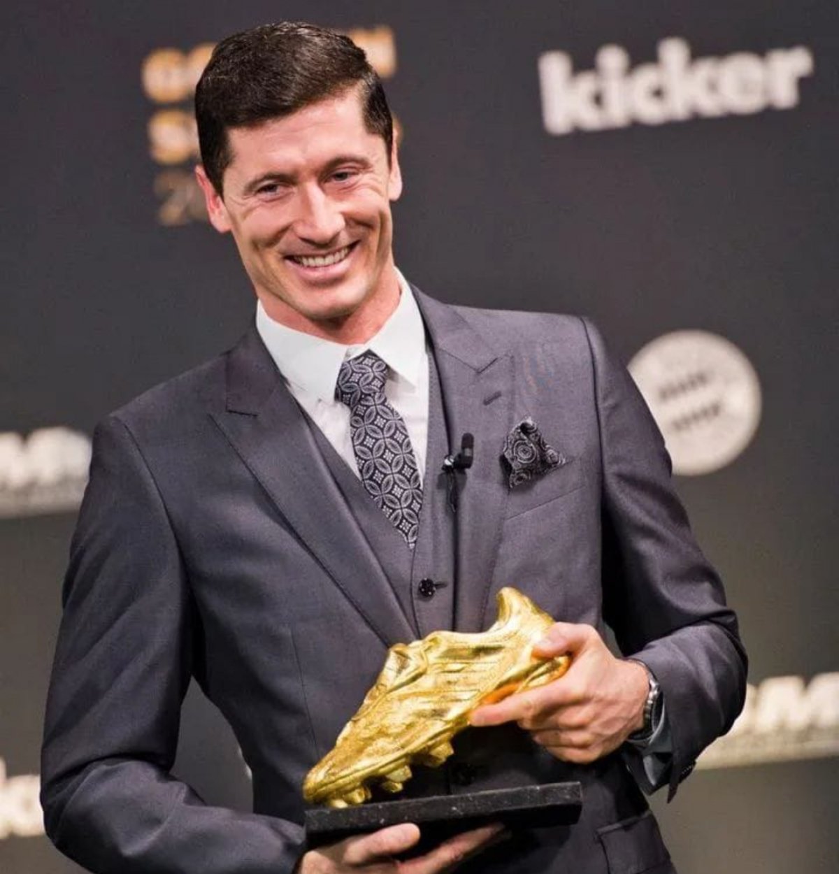 طاقه البهجه تعم متحف أرينا بتتويج "روبرت ليوندوسيكي" الحذاء الذهبي