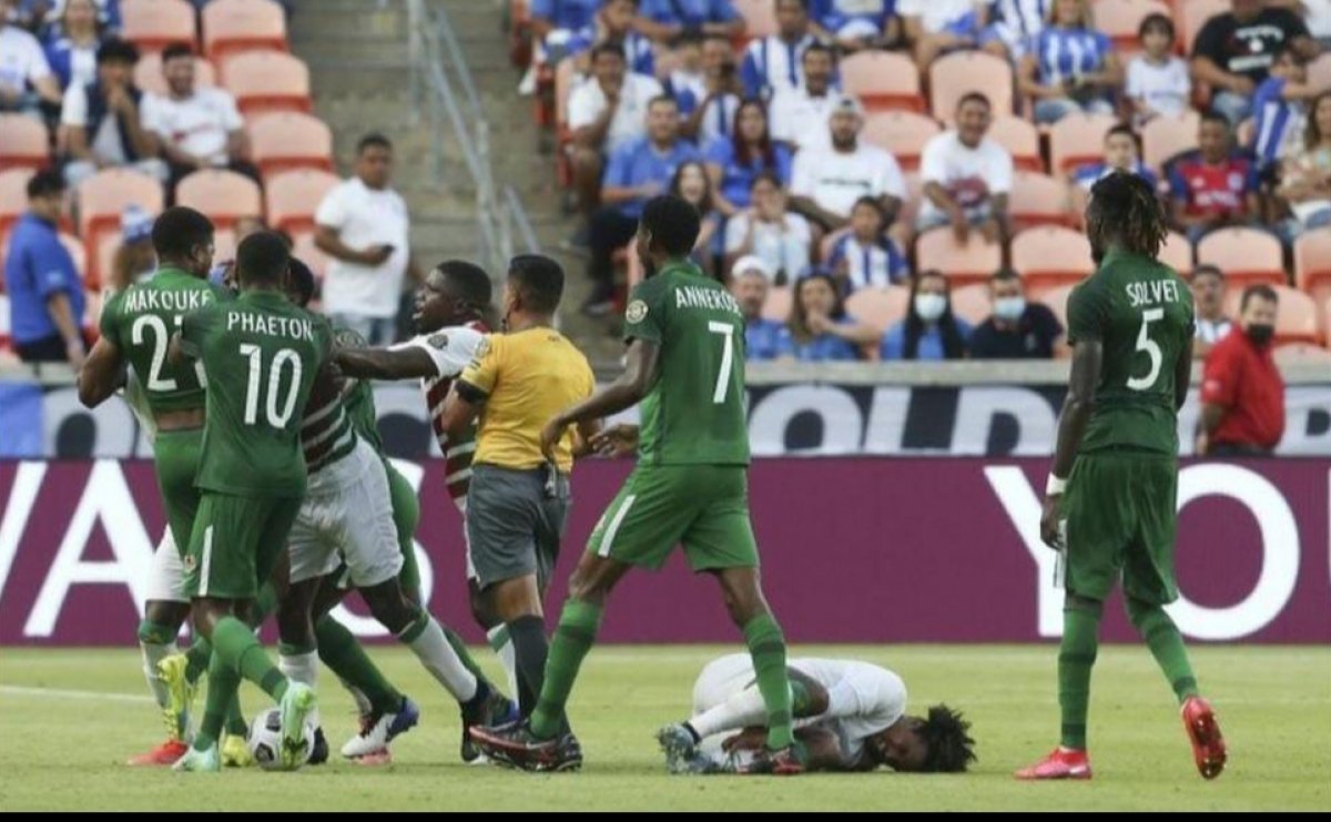 نائب منتخب "سورينام" يشارك في مباراه في عمر الستين